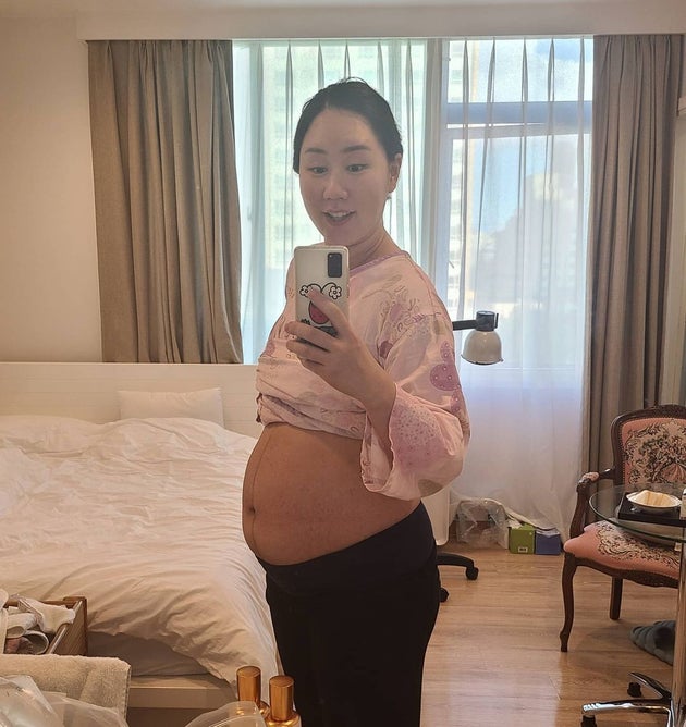 출산을 했지만 배가 여전히 임신을 한 것처럼 볼록한 황신영.
