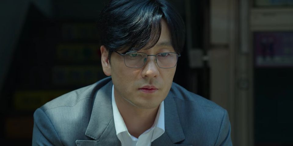 Cho Sang-woo (Park Hae-soo) refuse d'avouer à sa mère qu'il est endetté pour ne pas la peiner et préfère