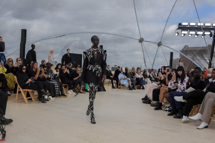 Μοντέλο περπατά στην πασαρέλα του Alexander McQueen SS22 Womenswear Show στο Tobacco Dock στο Λονδίνο