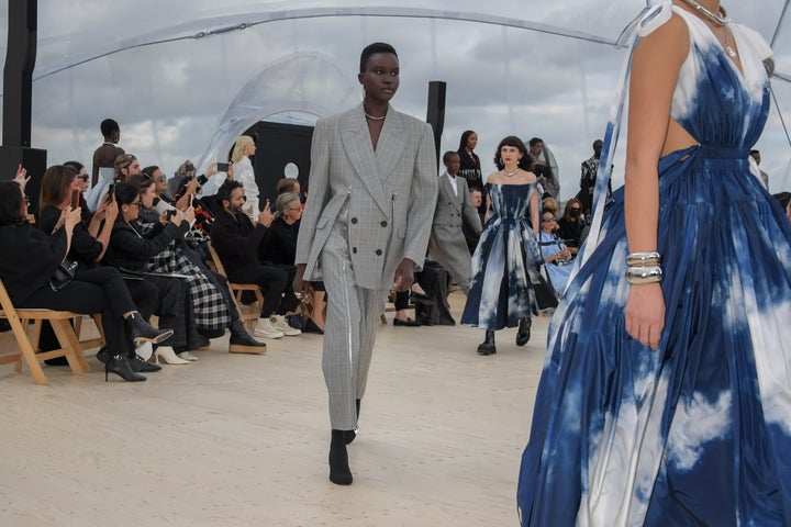 Μοντέλο περπατά στην πασαρέλα του Alexander McQueen SS22 Womenswear Show στο Tobacco Dock στο Λονδίνο