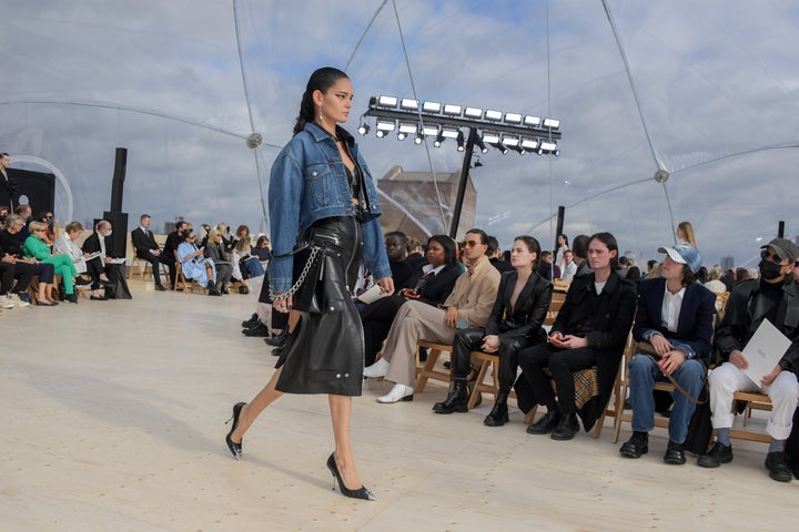 Μοντέλο περπατά στην πασαρέλα του Alexander McQueen SS22 Womenswear Show στο Tobacco Dock στο Λονδίνο