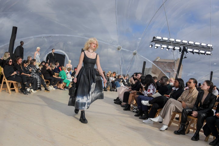 Μοντέλο περπατά στην πασαρέλα του Alexander McQueen SS22 Womenswear Show στο Tobacco Dock στο Λονδίνο