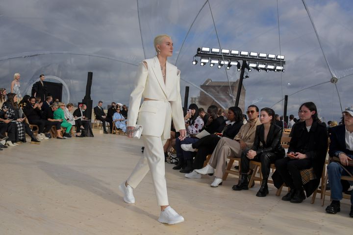 Μοντέλο περπατά στην πασαρέλα του Alexander McQueen SS22 Womenswear Show στο Tobacco Dock στο Λονδίνο