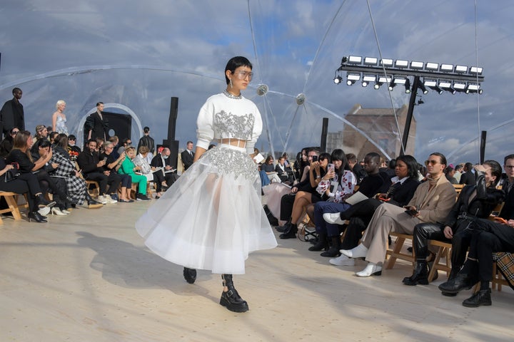 Μοντέλο περπατά στην πασαρέλα του Alexander McQueen SS22 Womenswear Show στο Tobacco Dock στο Λονδίνο