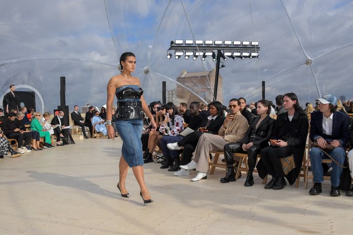 Μοντέλο περπατά στην πασαρέλα του Alexander McQueen SS22 Womenswear Show στο Tobacco Dock στο Λονδίνο