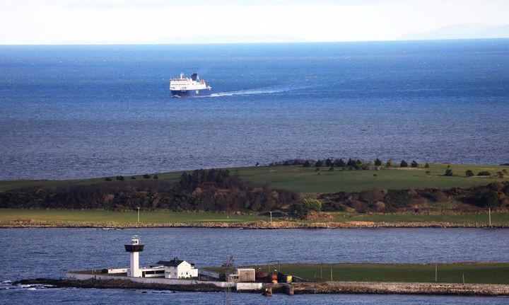 Un barco de Escocia cruza el Mar de Irlanda hacia Irlanda del Norte.