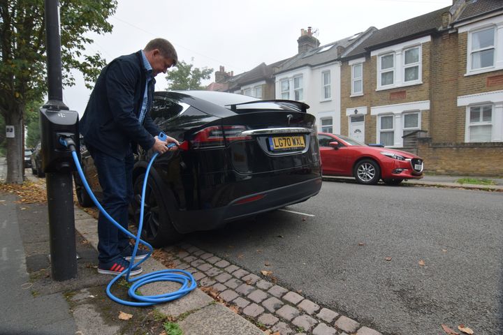 Ο Richard Stobart, Διευθύνων Σύμβουλος της εταιρείας συστημάτων φόρτισης ηλεκτρικών οχημάτων Char.gy, παρουσιάζει έναν από τους φορτιστές της εταιρείας στο Λονδίνο, Βρετανία, 20 Σεπτεμβρίου 2021. Εικόνα που ελήφθη στις 20 Σεπτεμβρίου 2021. REUTERS/Nick Carey