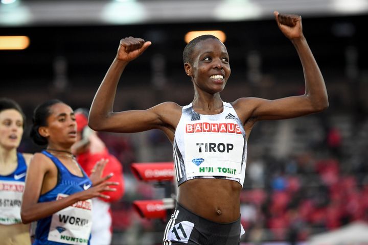 Φωτογραφία αρχείου, η Aγκνες Tίροπ από την Κένυα χαμογελά αφού κέρδισε τον αγώνα 1500 μέτρων γυναικών στη συνάντηση IAAF Diamond League στο Ολυμπιακό Στάδιο της Στοκχόλμης στη Στοκχόλμη, Σουηδία. Η Κενυάτισσα δρομέας, δύο φορές χάλκινη παγκόσμια πρωταθλήματα, βρέθηκε νεκρή στο σπίτι της στο Iten στη δυτική Κένυα, δήλωσε η ομοσπονδία στίβου της χώρας την Τετάρτη, 13 Οκτωβρίου 2021. (Fredrik Sandberg/TT News Agency via AP, Αρχείο)