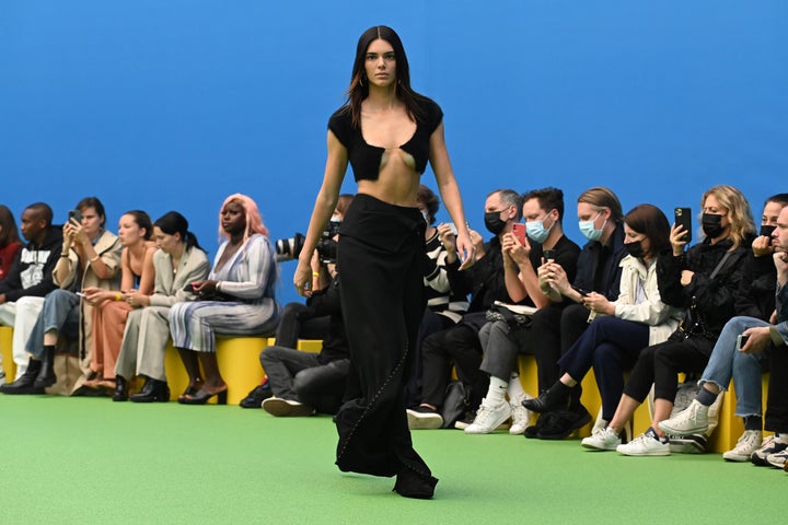 Kendall Jenner, sobre la pasarela con un top de Jacquemus