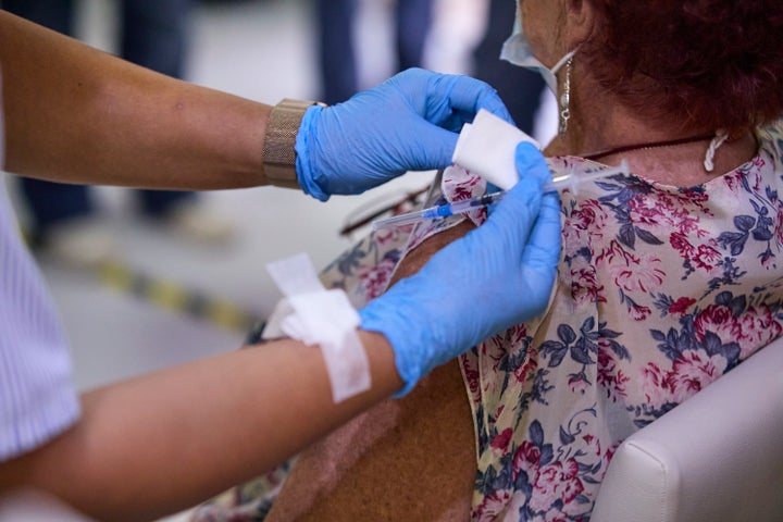 Una mujer recibe la tercera dosis de la vacuna del covid en una residencia de Madrid.