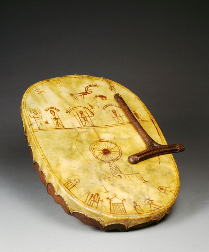 Τύμπανο από ξύλο, ξύλο και δέρμα, που χρησιμοποιείται σε μαγικές τελετουργίες, διαμέτρου 29x8 cm. Πολιτισμός Σαάμι, Λαπωνία, δεύτερο μισό του 17ου αιώνα. Ρώμη, Museo Preistorico Etnografico Pigorini (Μουσείο Εθνογραφίας και Προϊστορίας) (Φωτογραφία από DeAgostini/Getty Images)