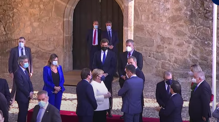 Pablo Casado mira la conversación de Merkel, Felipe VI y Sánchez.