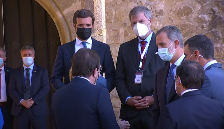 Pablo Casado mira la conversación de Merkel, Felipe VI y Sánchez.