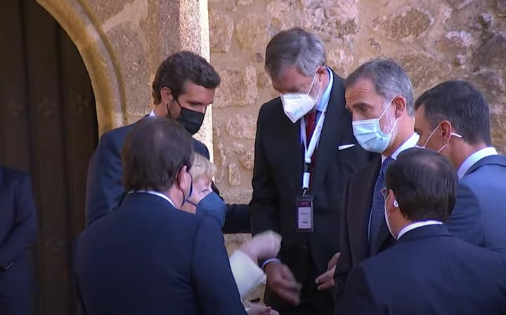 Pablo Casado mira la conversación de Merkel, Felipe VI y Sánchez.