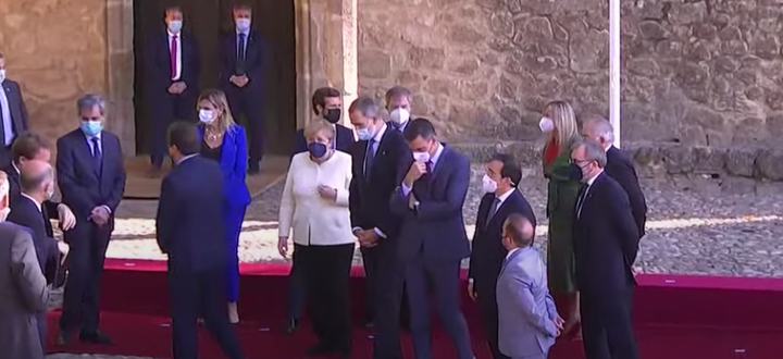 Merkel, Felipe VI y Pedro Sánchez se marchan mientras Casado se queda sin poder intervenir.