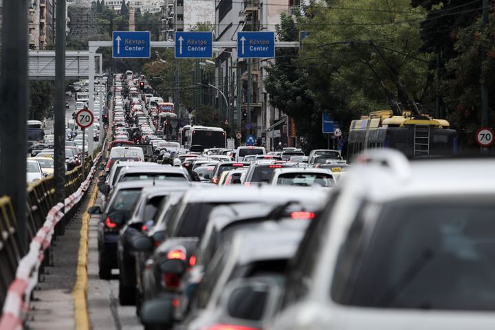 Εικόνα ασφυκτικού μποτιλιαρίσματος που έχει γίνει σχεδόν καθημερινή στους δρόμους της Αθήνας