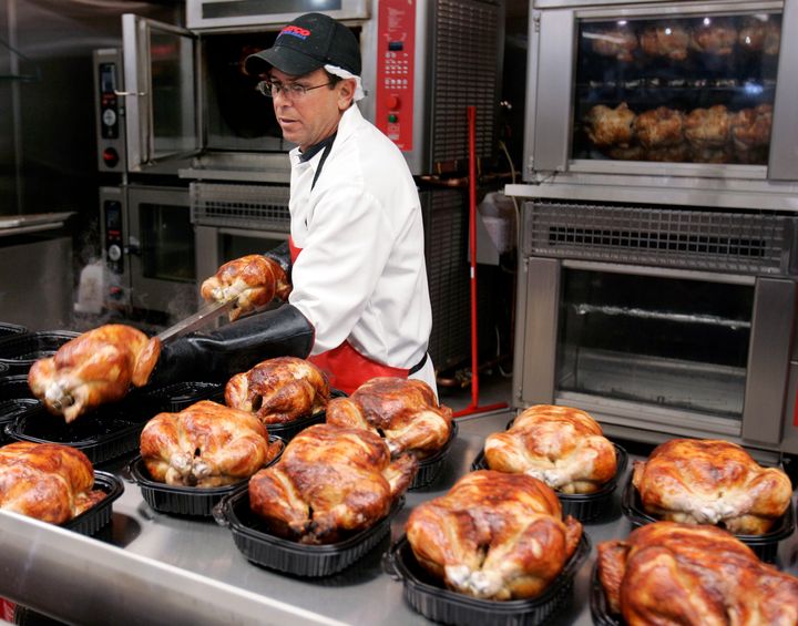 8 Μαϊου 2008. Ένας ψήστης περιποιείται ψητά κοτόπουλα στο Κόστκο της Καλιφόρνια. Μία από τις αγαπημένες - εύκολες λύσεις των καταναλωτών στον δυτικό κόσμο. (AP Photo/Paul Sakuma, File)