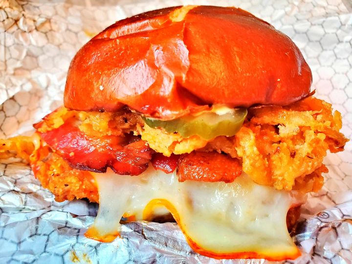 «Wendy's Spicy Pretzel Bacon Pub Chicken sandwich». 28 Απριλίου 2021. Το συγκεκριμένο μπέργκερ πουλιόταν προς $7.09 στη Νέα Υόρκη. Πλέον, τα δεδομένα έχουν αλλάξει... REUTERS/Hilary Russ
