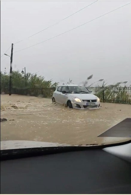 Η κυκλοφορία διεξάγεται με εκτροπές οχημάτων στην περιοχή Βρυώνη για όσους κατευθύνονται προς νότια Κέρκυρα και στη Μεσογγή για όσους κινούνται προς την κεντρική Κέρκυρα.