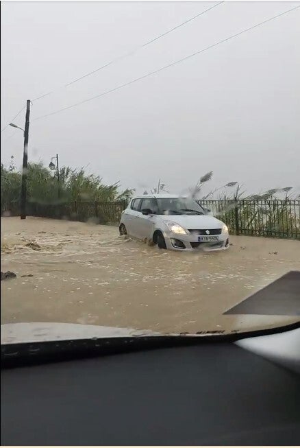 Il traffico è effettuato deviando i veicoli nell'area dei Freuni per chi è diretto a Corfù Sud...