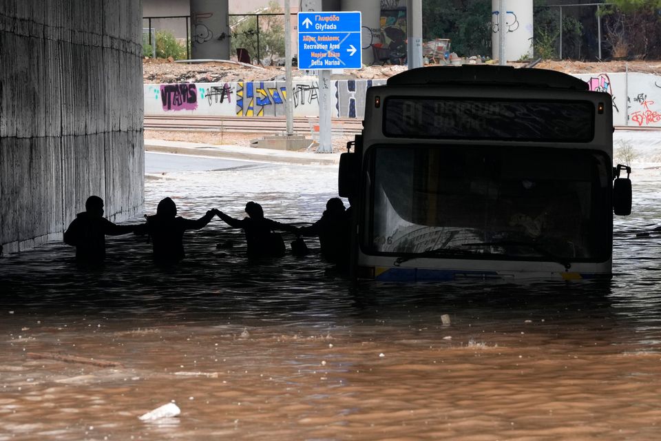 Εικόνες από τον απεγκλωβισμό των επιβατών του βυθισμένου λεωφορείου στην  Ποσειδώνος | HuffPost Greece