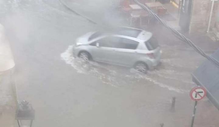 "Χείμαρροι" έχουν μετατραπεί πολλοί δρόμοι στην παλιά πόλη του Ρεθυμνου λόγω της συνεχιζόμενη έντονης καταιγίδας.