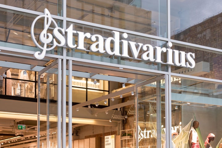 Entrada de una tienda Stradivarius.