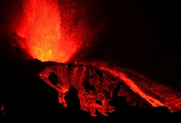 Expulsiones masivas de lava, cenizas y