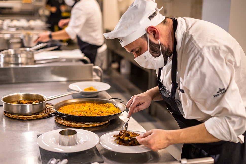 José Antonio Alcarazo preparando uno de sus famosos arroces.