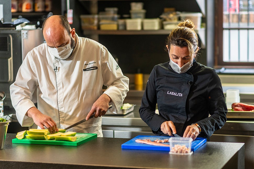“Va a ser muy interesante mezclar la creatividad de Begoña con el enfoque de la cocina del Parador”, resalta Alcarazo.