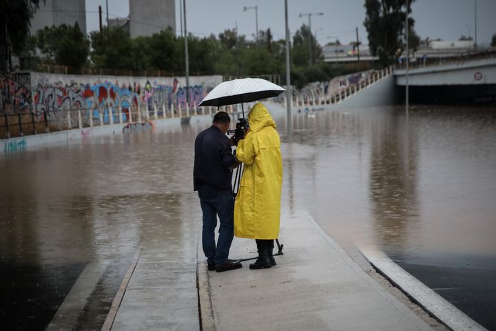 Ανησυχητική άνοδος της στάθμης του νερού στον Ιλισσό στην γέφυρα του Μοσχάτου, καθώς η ισχυρή καταιγίδα "Μπάλος" πλήττει από το πρωί το λεκανοπέδιο της Αττικής, Πέμπτη 14 Οκτωβρίου 2021 (ΓΙΑΝΝΗΣ ΠΑΝΑΓΟΠΟΥΛΟΣ/ EUROKINISSI)