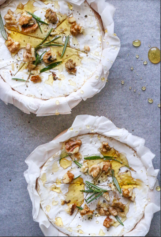 Camembert and honey, a winning combo for your taste buds.