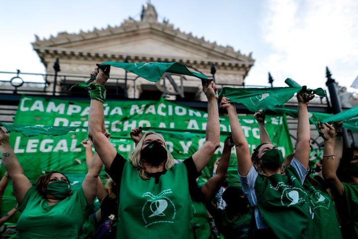 Cientos de personas participan en una manifestación a favor del Proyecto de ley sobre el Aborto legal.