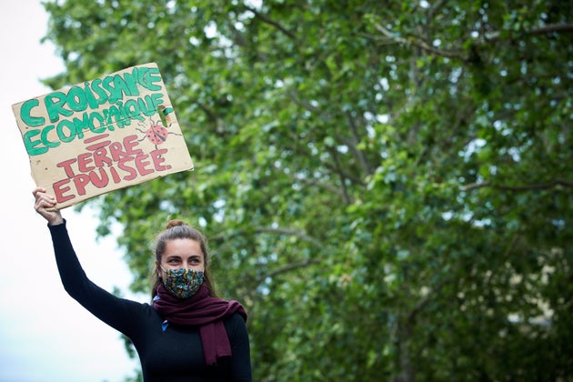 Une manifestante protestant contre la loi climat, jugée insuffisante par les défenseurs de l