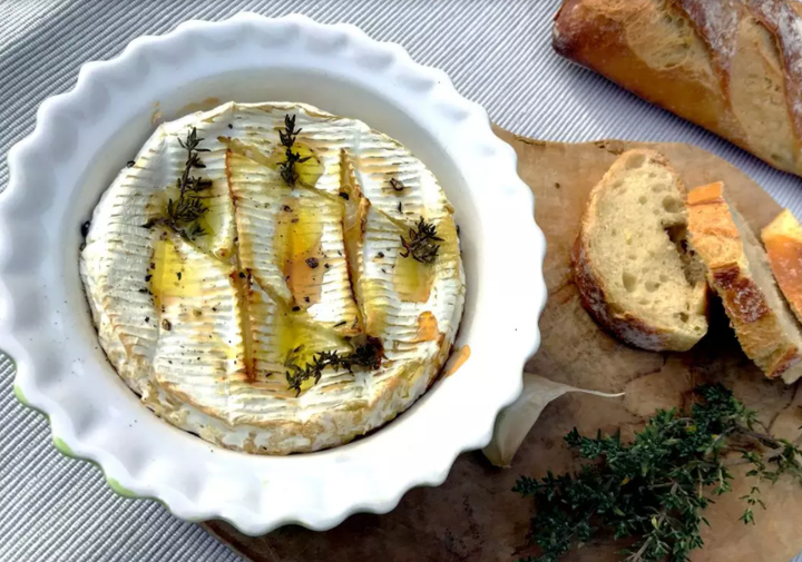 Roasted camembert with garlic, another variation that will delight the most greedy.