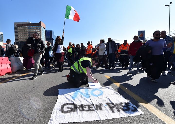 Λιμενεργάτες συγκεντρώνονται έξω από την είσοδο του λιμανιού της Γένοβας για να διαμαρτυρηθούν για την εφαρμογή της κάρτας υγείας COVID-19, του λεγόμενου Green Pass, στο χώρο εργασίας,15 Οκτωβρίου 2021. REUTERS/Massimo Pinca