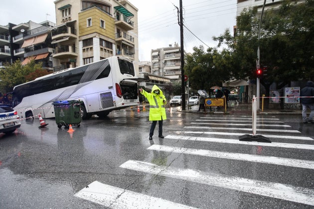 ΛΕΩΦΟΡΕΙΟ ΕΠΕΣΕ ΣΕ ΛΑΚΟΥΒΑ ΣΤΗΝ ΟΔΟ ΕΘΝΙΚΗΣ ΑΝΤΙΣΤΑΣΕΩΣ ΣΤΗΝ ΘΕΣΣΑΛΟΝΙΚΗ (ΠΑΥΛΟΣ ΜΑΚΡΙΔΗΣ/ΜΟΤΙΟΝΤΕΑΜ)