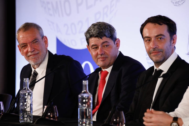 De izquierda a derecha, Jorge Díaz, Antonio Mercero y Agustín Martínez, los escritores tras el pseudónimo Carmen Mola, después de ganar el Premio Planeta de Novela 2021.