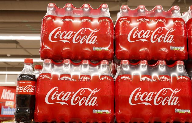 Immense pollueur, Coca-Cola va passer aux bouchons attachés aux bouteilles pour tenter de réduire la pollution qu'il génère (photo d'illustration prise en avril 2021 en Suisse).