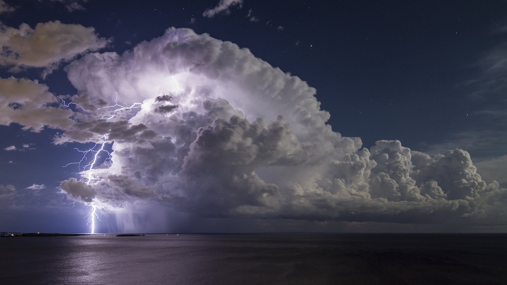 Cette Photo D Orage Prise Par Un Francais Est Le Plus Beau Cliche Meteo De 21 Le Huffpost