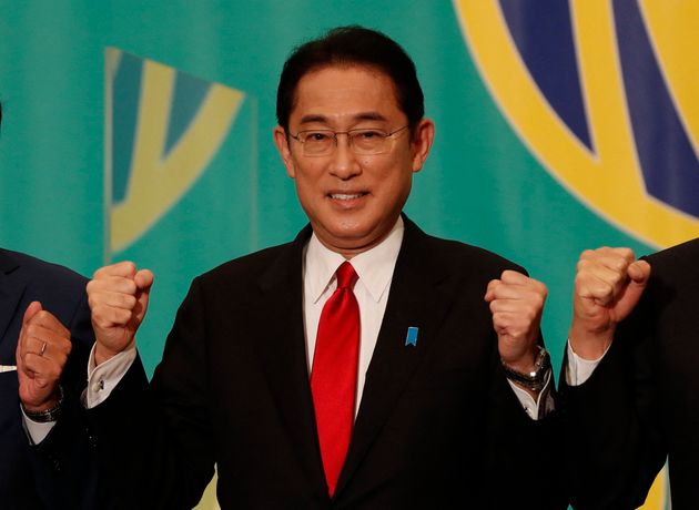10月18日の党首討論会でガッツポーズを取る自民党の岸田文雄総裁