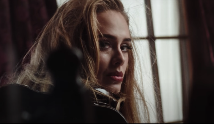 Adele en el videoclip de 'Easy on me'.