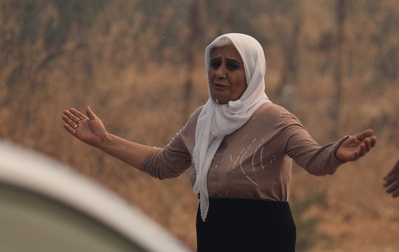 Ηλικιωμένη γυναίκα στην Αττάλεια της Τουρκίας όπου τον Αύγουστο μαινόταν για μέρες δασική πυρκαγιά καταστρέφοντας εκτάσεις πρασίνου, σπίτια και επιχειρήσεις. 