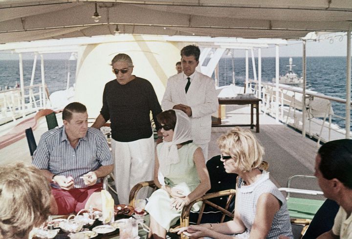 Ο Αριστοτέλης Ωνάσης με τη Τζάκι Κένεντι και τον Φράνκλιν Ρούσβελτ Τζ., στη θαλαμηγό «Χριστίνα», σε ταξίδι στη Μεσόγειο, το 1963. 