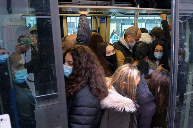 Scuola, trasporti “anello debole”: 9 studenti su 10 viaggiano ancora su mezzi affollati Scuola, trasporti “anello debole”: 9 studenti su 10 viaggiano ancora su mezzi affollati