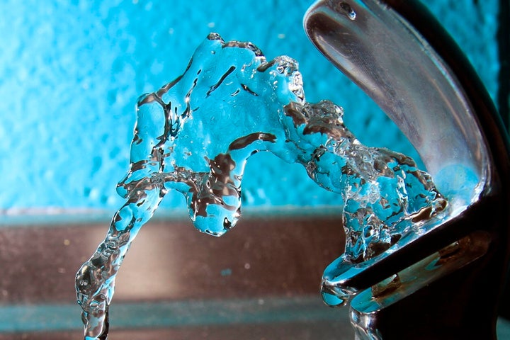 El agua fluye de una fuente de agua en el Boys and Girls Club en Concord, NH en esta foto de archivo.  El estado adelantó varios proyectos de ley en 2020 para abordar las preocupaciones sobre la contaminación en el agua potable del estado de una clase de productos químicos tóxicos conocidos colectivamente como PFAS.  (Foto AP / Jim Cole, archivo)