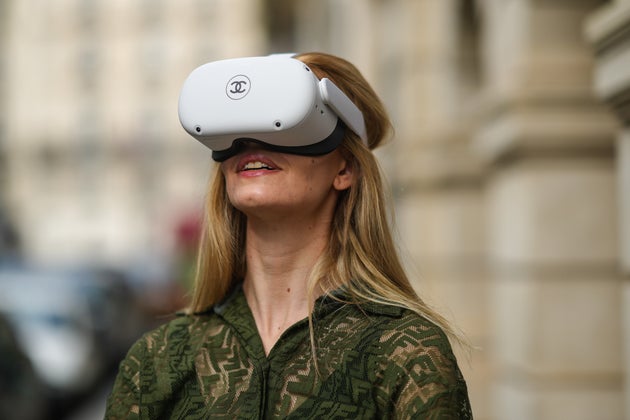 Oculus Quest 2 est un casque de réalité virtuelle créé par Oculus, une marque de Facebook. Successeur de l
