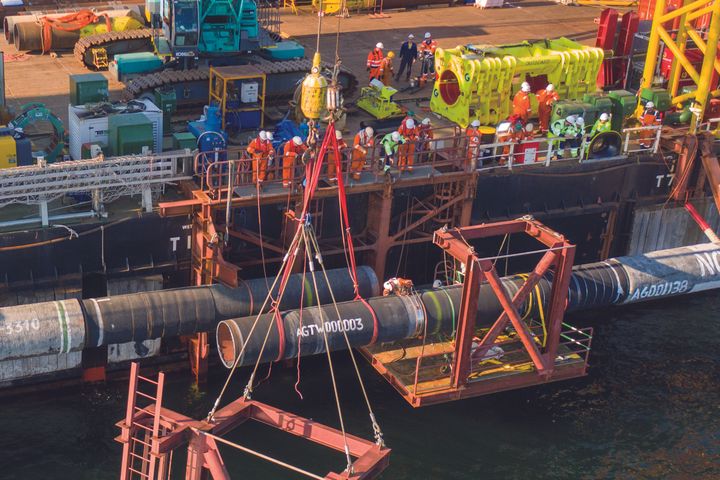 Τεχνικοί πραγματοποιούν υπερθαλάσσια πρόσδεση τμήματος του αγωγού Nord Stream 2.