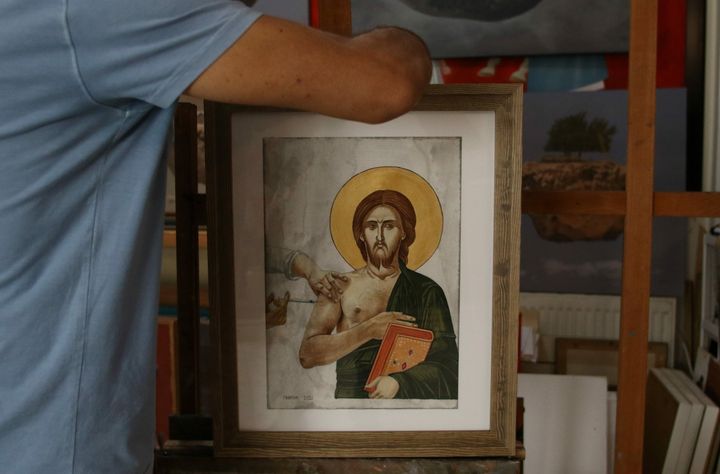 Ο Γιώργος Γαβριήλ τοποθετεί έναν πίνακα σε ένα καβαλέτο στο στούντιο του σπιτιού του στην Κοκκινοτριμιθιά, Κύπρος, 15 Οκτωβρίου 2021. Η φωτογραφία τραβήχτηκε στις 15 Οκτωβρίου 2021. REUTERS/Γιάννης Κούρτογλου
