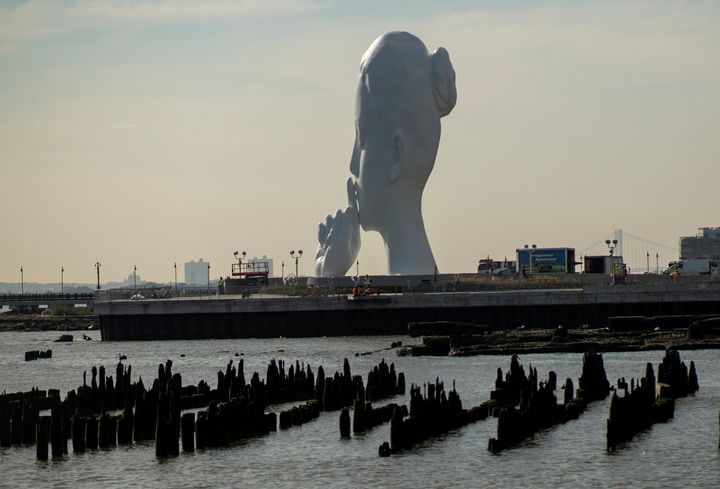 «Η Ψυχή του νερού»: Το τεράστιο λευκό γλυπτό στο λιμάνι της Νέας Υόρκης καλεί σε σιωπή